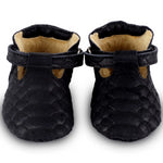 Brand: Donsje Colour: Black Details: Handmade & Fairtrade, Fully lined with faux fur, Velcro fastening strap.  Anti slip suede outsole (size: 0-6 & 6-12 months) Rubber flexible sole (size: 12-18 & 18-24 months) Composition:  100% Premium leather.