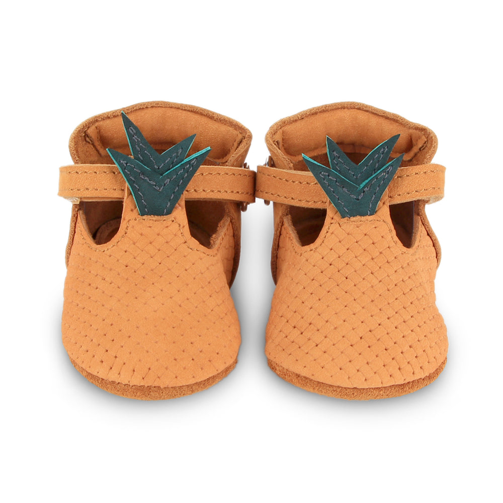 Nanoe shoe - pineapple. Brand: Donsje Colour: Pineapple  Details: Handmade & Fairtrade, t-bar closure with adjustable velcro fastening strap Anti slip suede outsole (size: 0-6 & 6-12 months),  Rubber flexible sole (size: 12-18 & 18-24 months) Composition:  100% Premium leather *** Donsje donates a part of its profits to the Shining Star foundation in Kenya.
