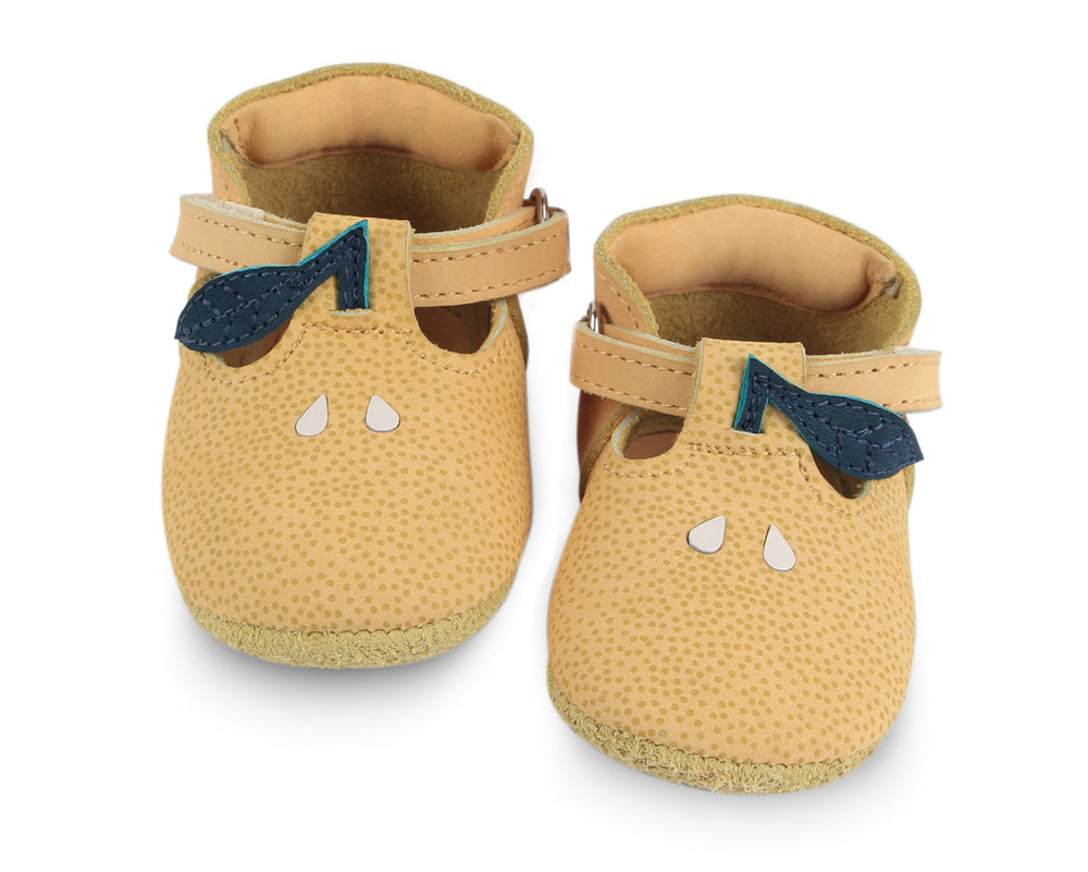 Nanoe shoe - lemon. Brand: Donsje Colour: Lemon Details: Handmade & Fairtrade, t-bar closure with adjustable velcro fastening strap Anti slip suede outsole (size: 0-6 & 6-12 months),  Rubber flexible sole (size: 12-18 & 18-24 months) Composition:  100% Premium leather *** Donsje donates a part of its profits to the Shining Star foundation in Kenya.