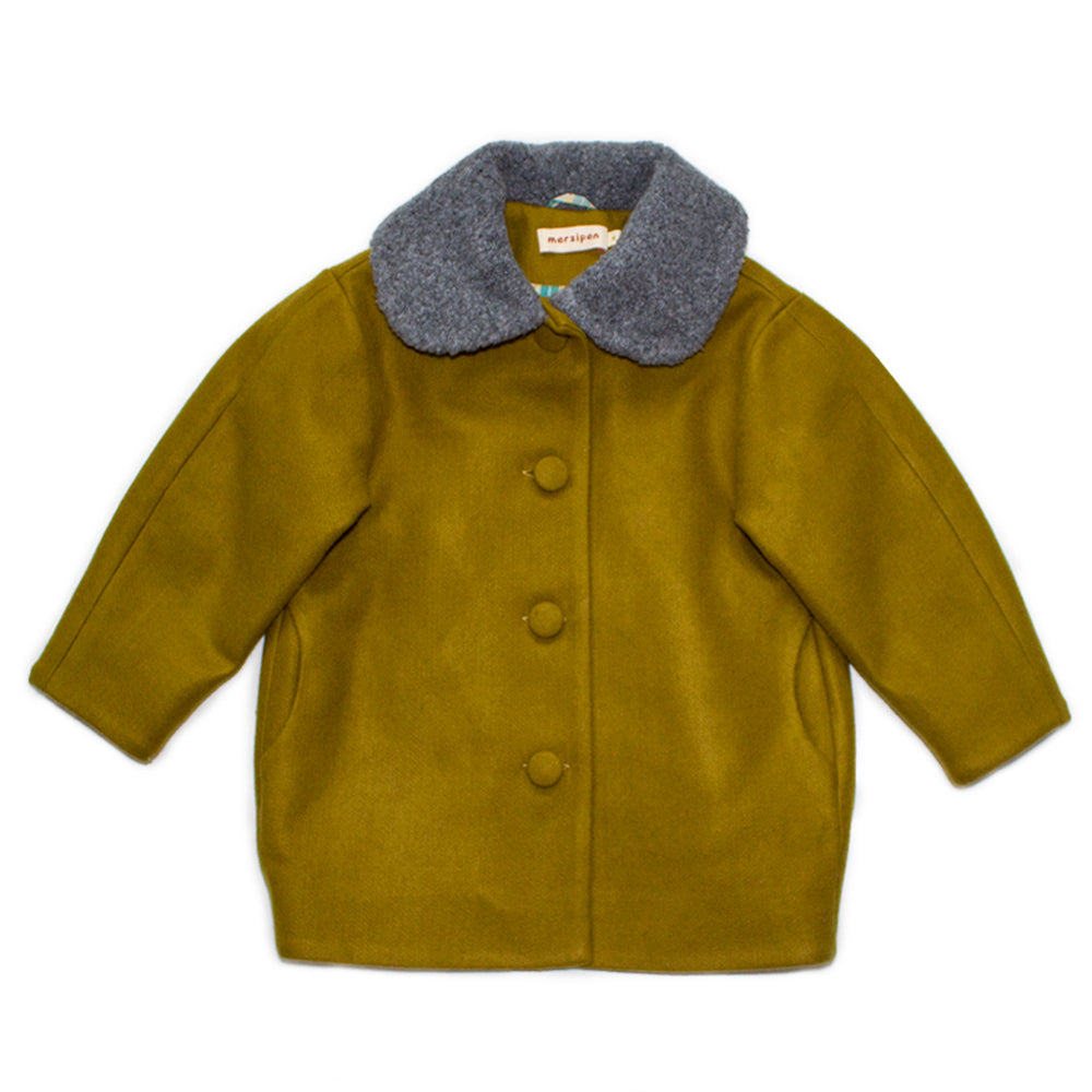 Modern wool coat - Brand: Marzipan Colour: Olive Details: Voluminous fit, Decorative collar, Back pleat, Front Buttons, Checkered lining Composition: 50% Wool, 50% Viscose; Lining - 100% Cotton Made in: Russia Sizing: 2 years (92cm); 4 years (104cm); 6 years (116cm)