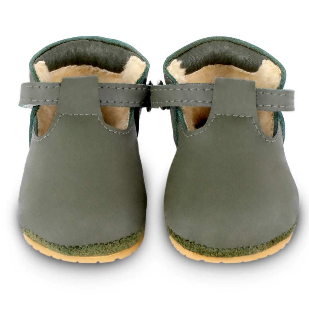 Brand: Donsje Details: Handmade & Fairtrade, Fully lined with faux fur, Velcro fastening strap.  Anti slip suede outsole (size: 0-6 & 6-12 months) Rubber flexible sole (size: 12-18 & 18-24 months) Composition:  100% Premium leather. Olive colour.