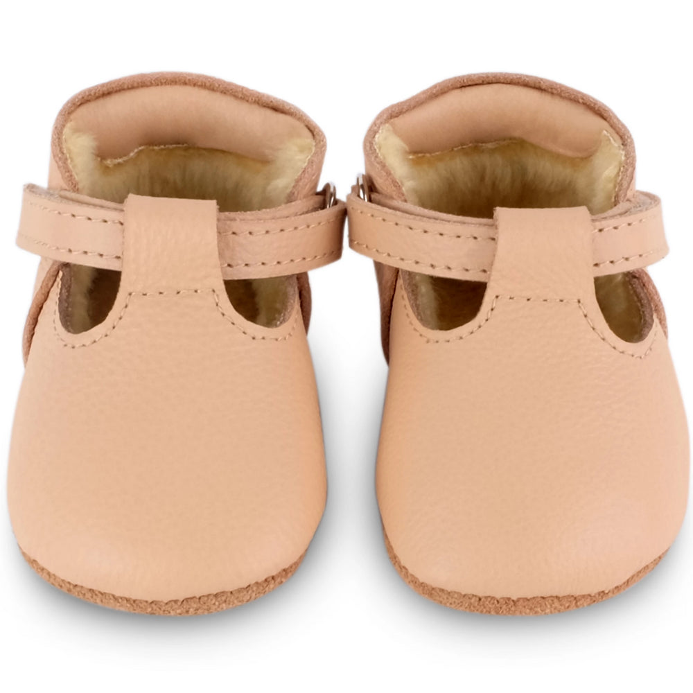 Brand: Donsje Details: Handmade & Fairtrade, Fully lined with faux fur, Velcro fastening strap. Anti slip suede outsole (size: 0-6 & 6-12 months) Rubber flexible sole (size: 12-18 & 18-24 months) Composition:  100% Premium leather. Taupe colour. 