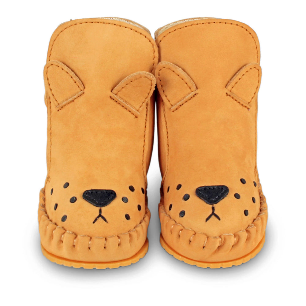 Nubuck kapi lining lion booties - Brand: Donsje Colour: Caramel Nubuck Details: Handmade & Fairtrade Anti slip suede outsole (size: 0-6 & 6-12 months) Rubber flexible sole (size: 12-18 & 18-24 months) Composition:  100% Premium leather, Fully lined with faux fur, Velcro fastening strap *** Donsje donates a part of its profits to the Shining Star foundation in Kenya.